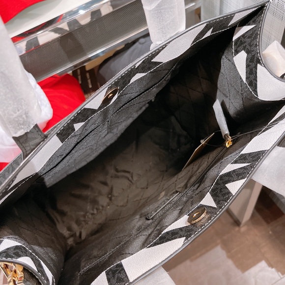 Michael Kors Kenly Large NS Tote - Picture 10 of 11